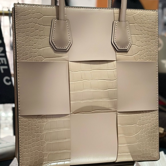 Authentic Michael Michael Kors Mercer MD NS Shopper, in Buff NWT - Picture 5 of 15